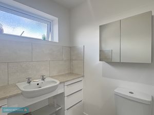 Shower room- click for photo gallery